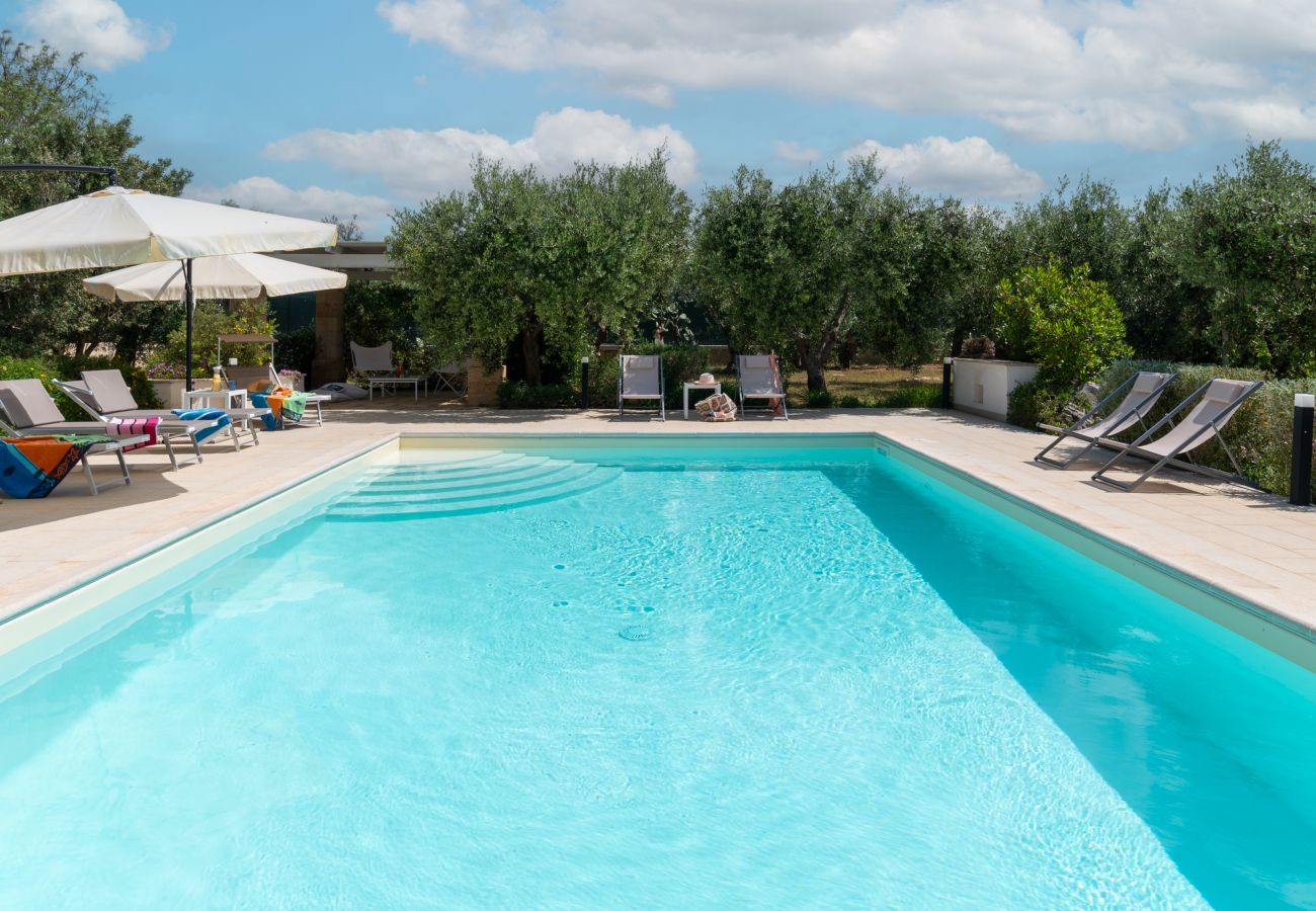Villa in Torre San Giovanni - Fantastische Strandvilla mit Pool und Garten
