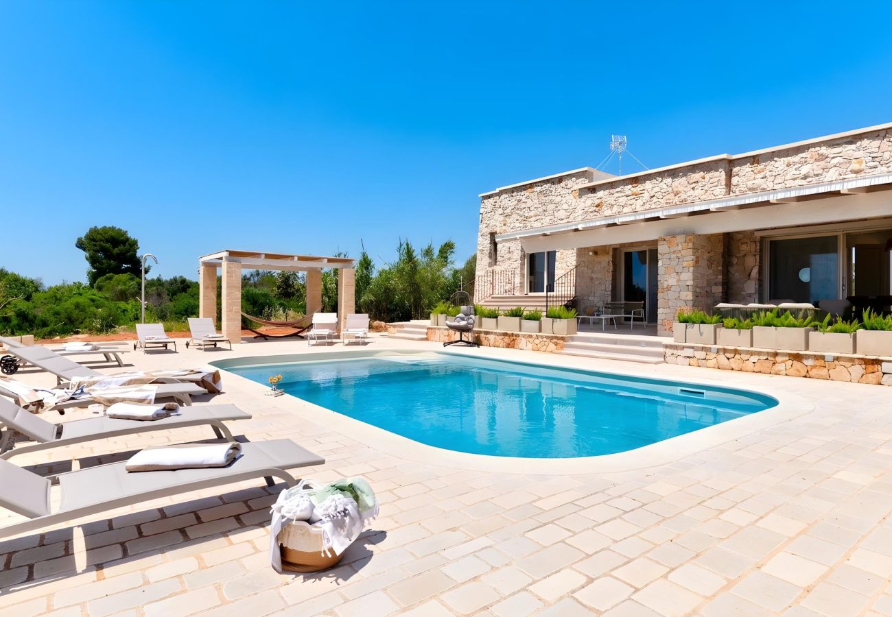 Villa in Torre Pali - Gehobene Designvilla, 2 Ebenen m. Pool u.Meerblick