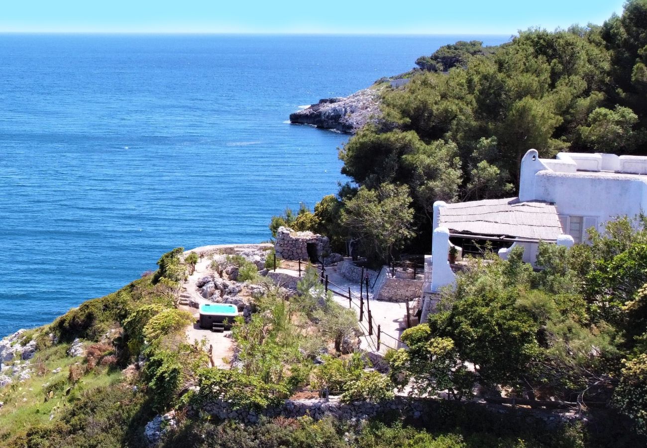 Villa in Castro - Atemberaubende Whirlpool-Villa mit Meerzugang (Haus B)