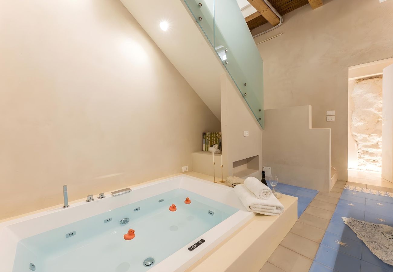 Villa in Gallipoli - High-End Turmvilla: 2 Pools in Strandnähe