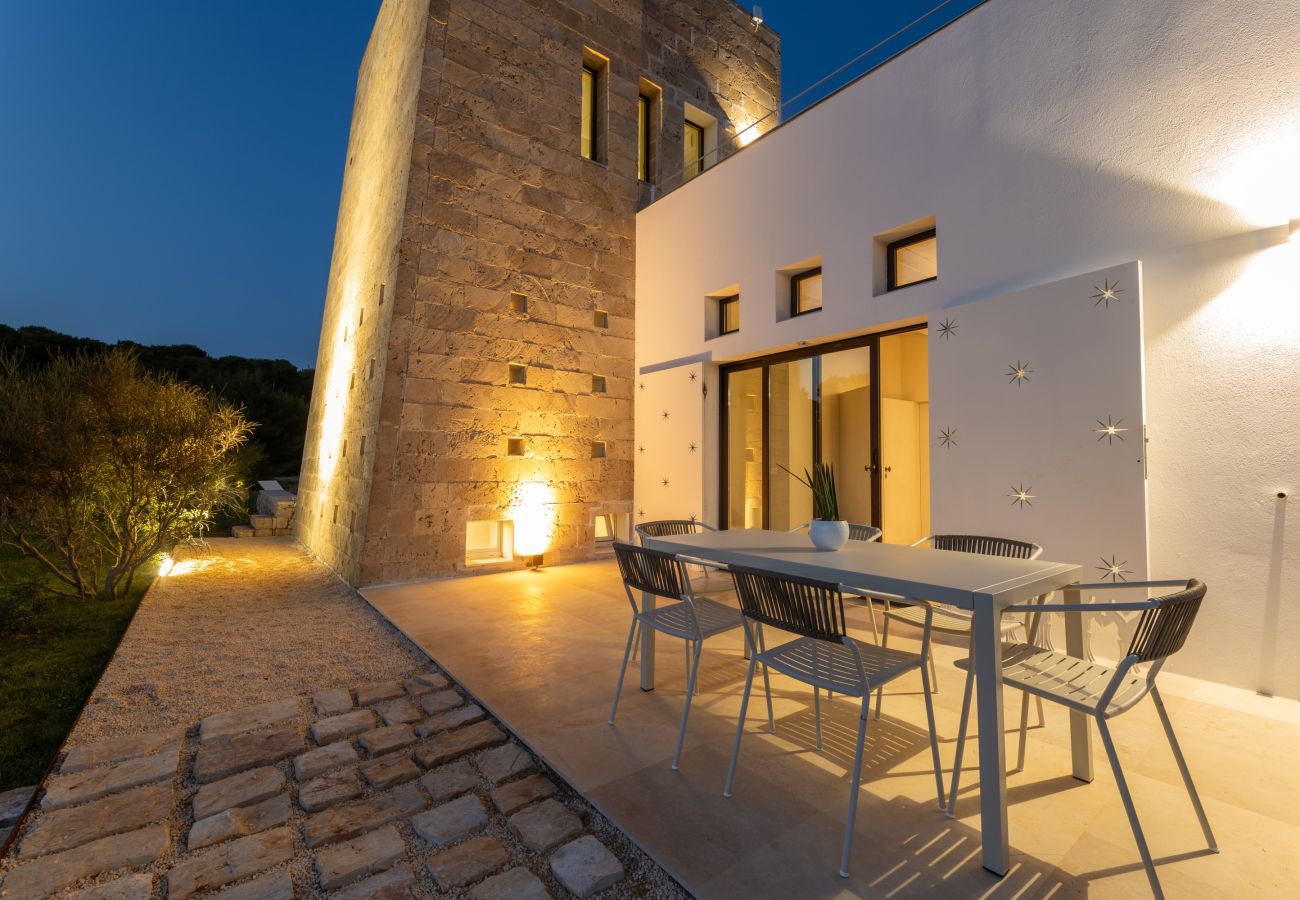 Villa in Gallipoli - High-End Turmvilla: 2 Pools in Strandnähe