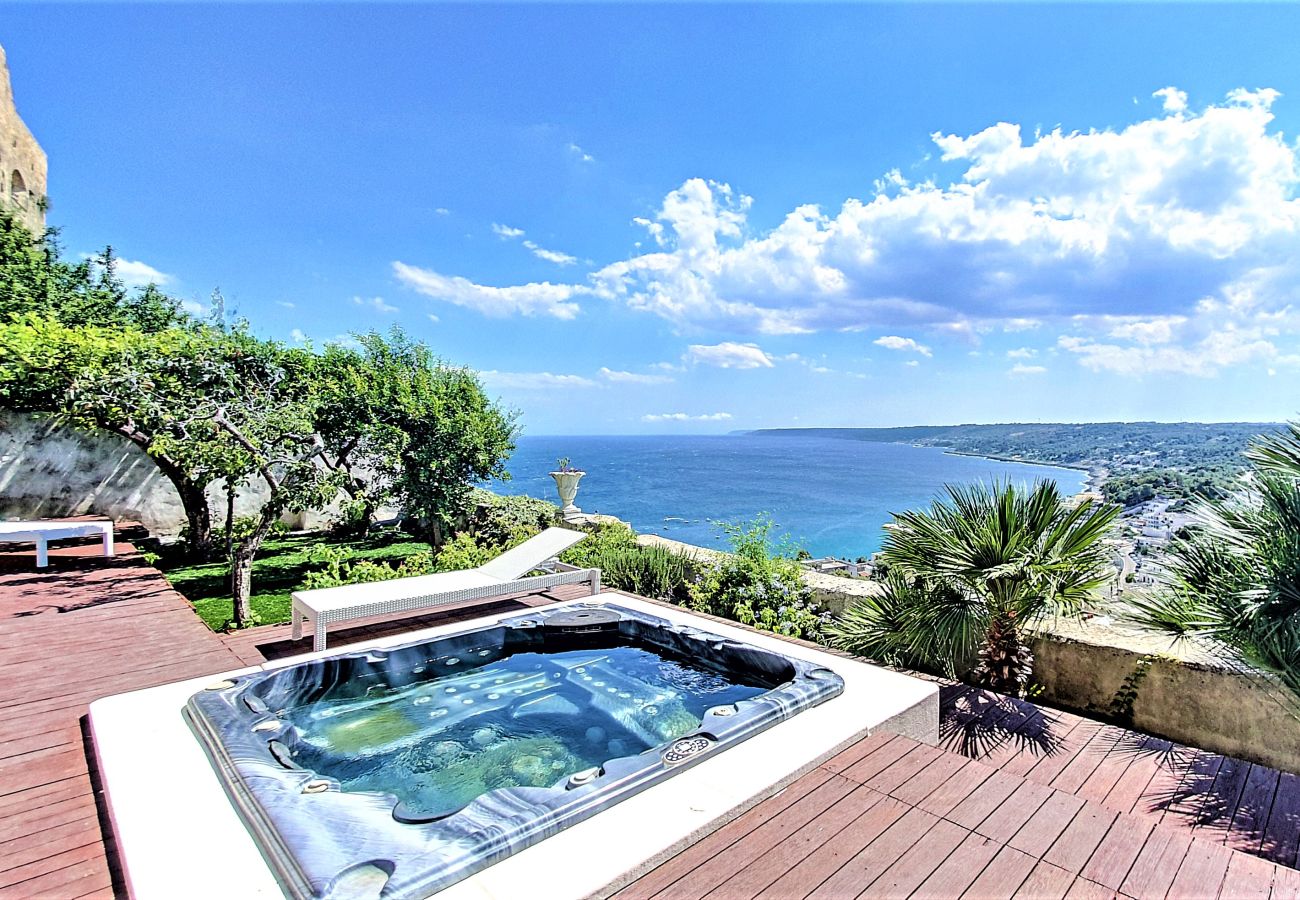 Ferienhaus in Castro - In der antiken Burg: Meerblick u. Außenwhirlpool