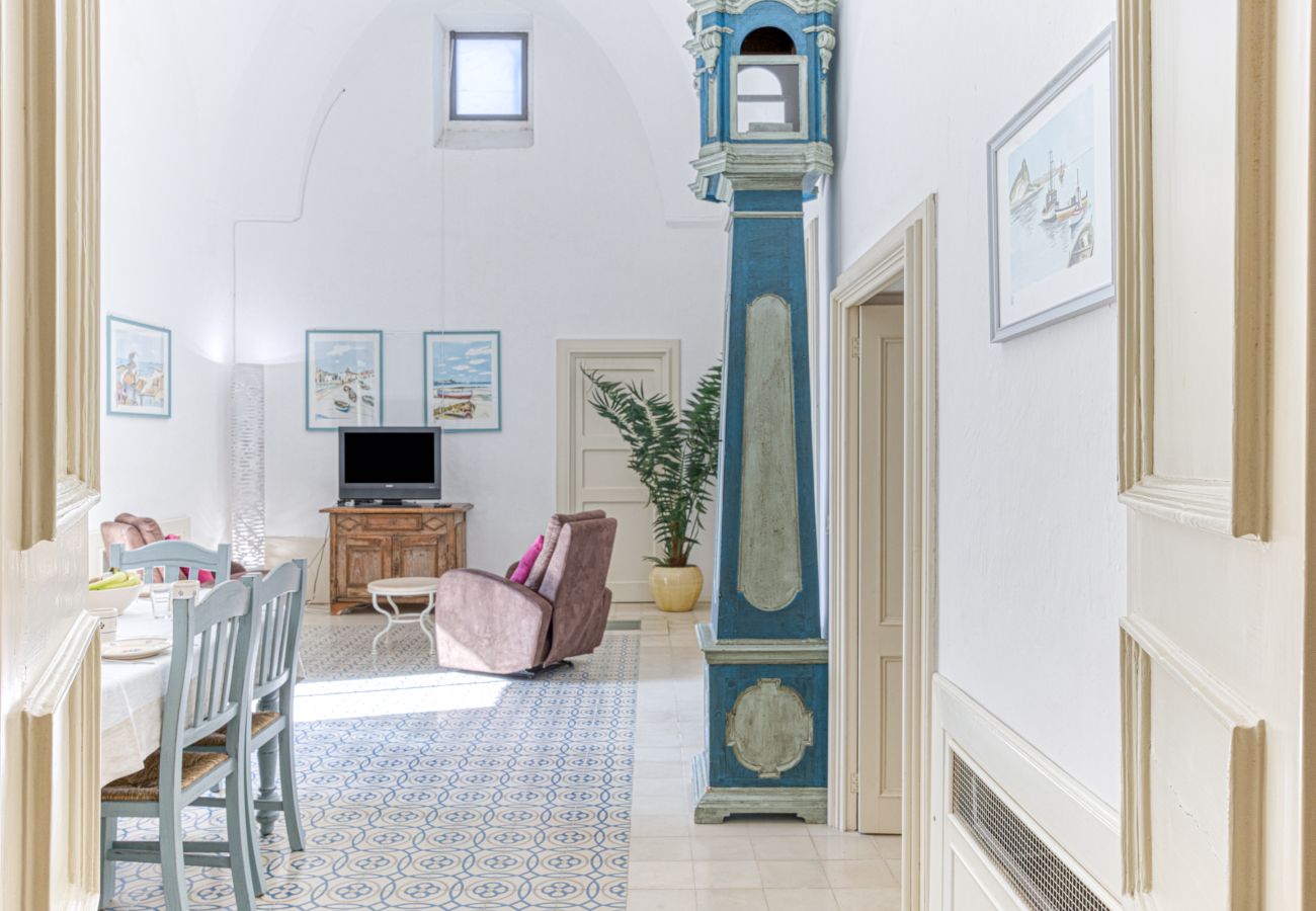 House in Patù - Historic house with pool and Mediterranean park (A)
