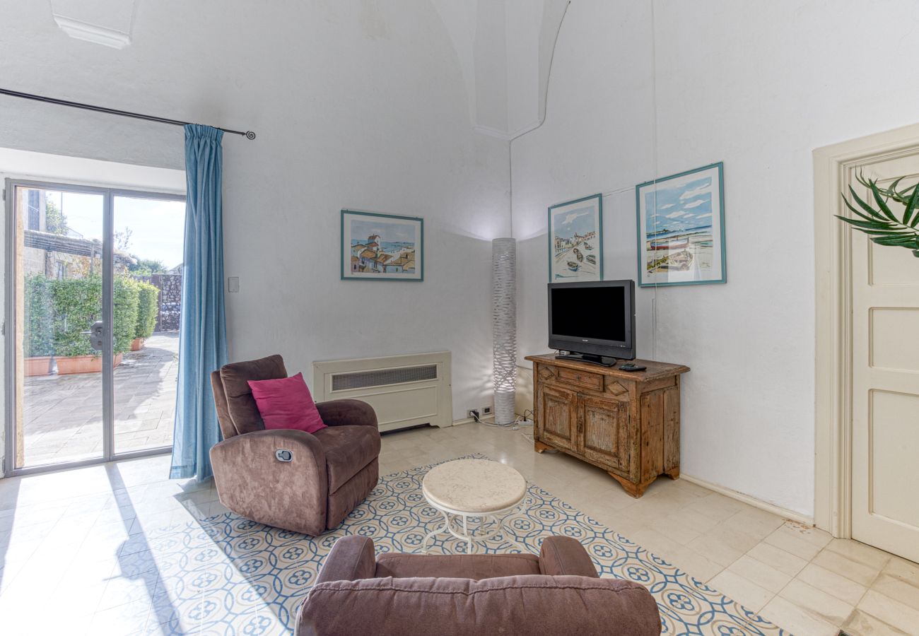 House in Patù - Historic house with pool and Mediterranean park (A)