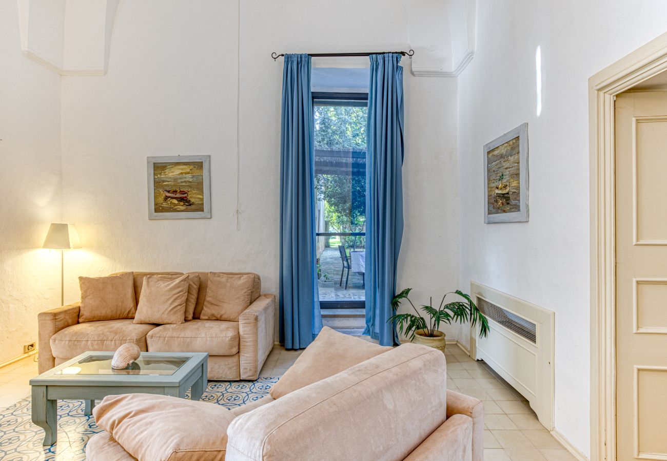 House in Patù - Historic house with pool and Mediterranean park (A)