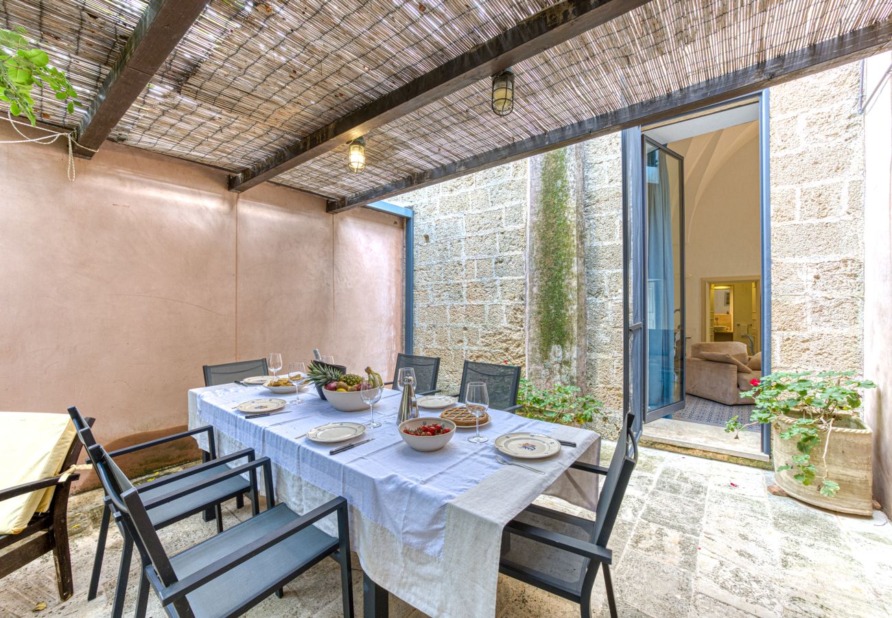 House in Patù - Historic house with pool and Mediterranean park (A)