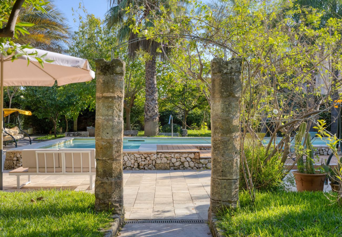 House in Patù - Historic house with pool and Mediterranean park (A)