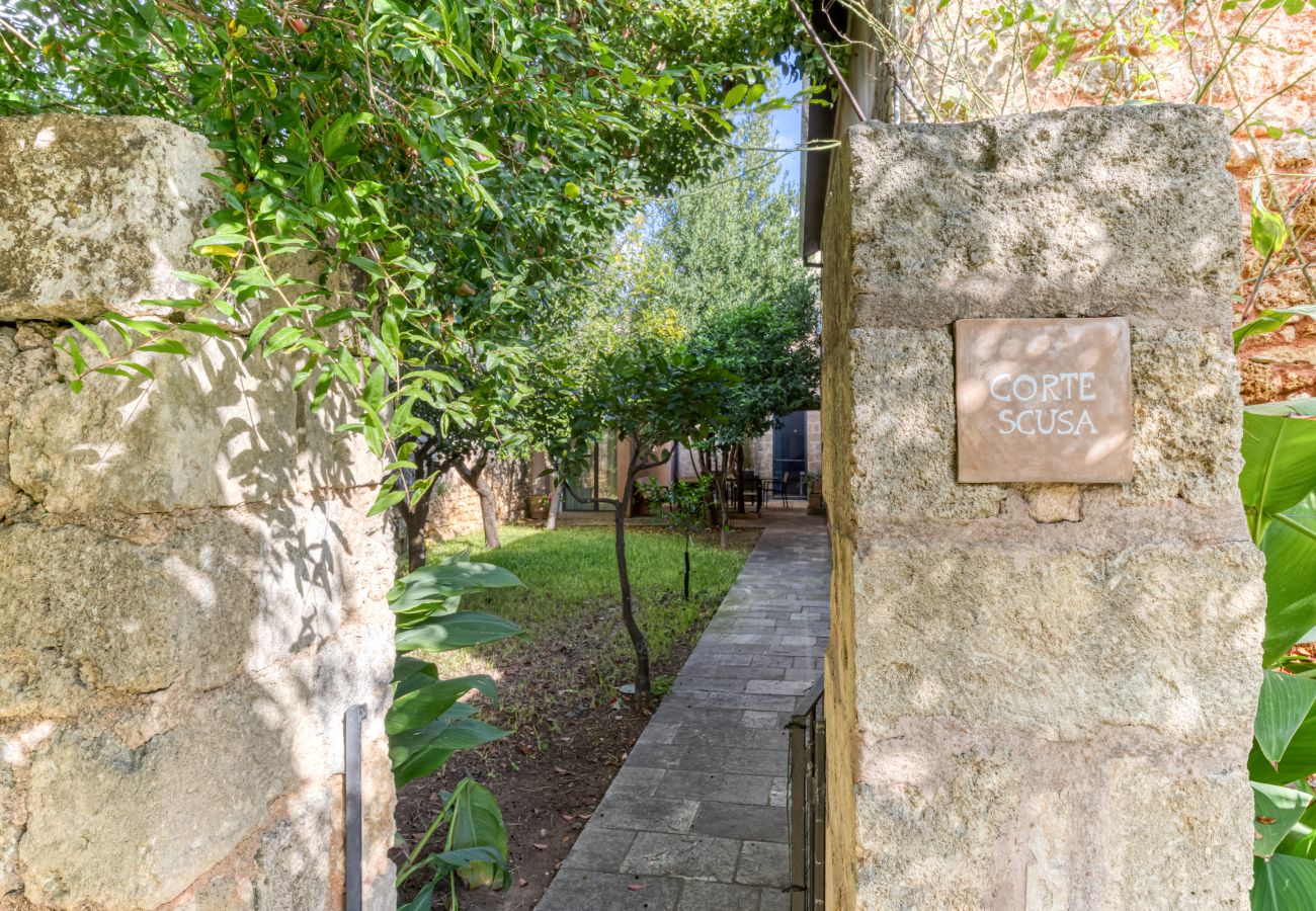 House in Patù - Historic house with pool and Mediterranean park (A)