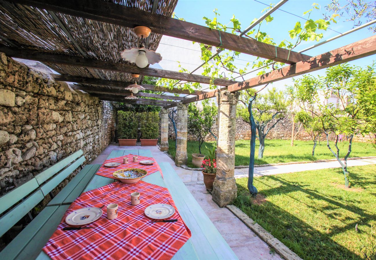 Villa in Patù - Charming residence with large pool and park