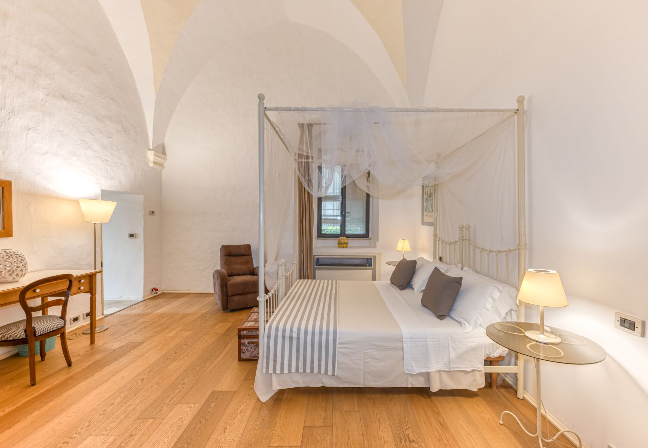 Villa in Patù - Charming residence with large pool and park