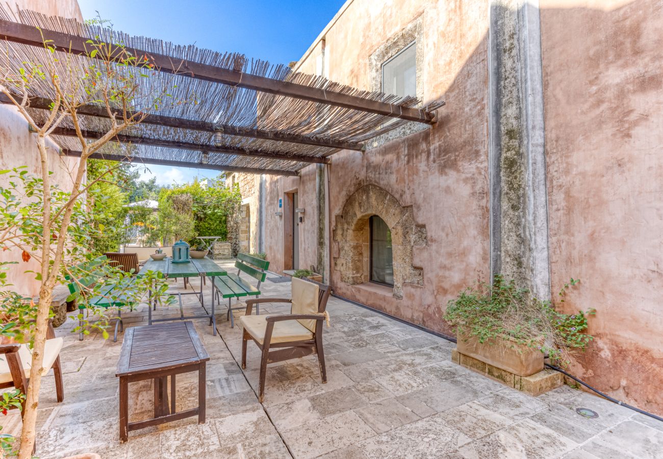 Villa in Patù - Charming residence with large pool and park