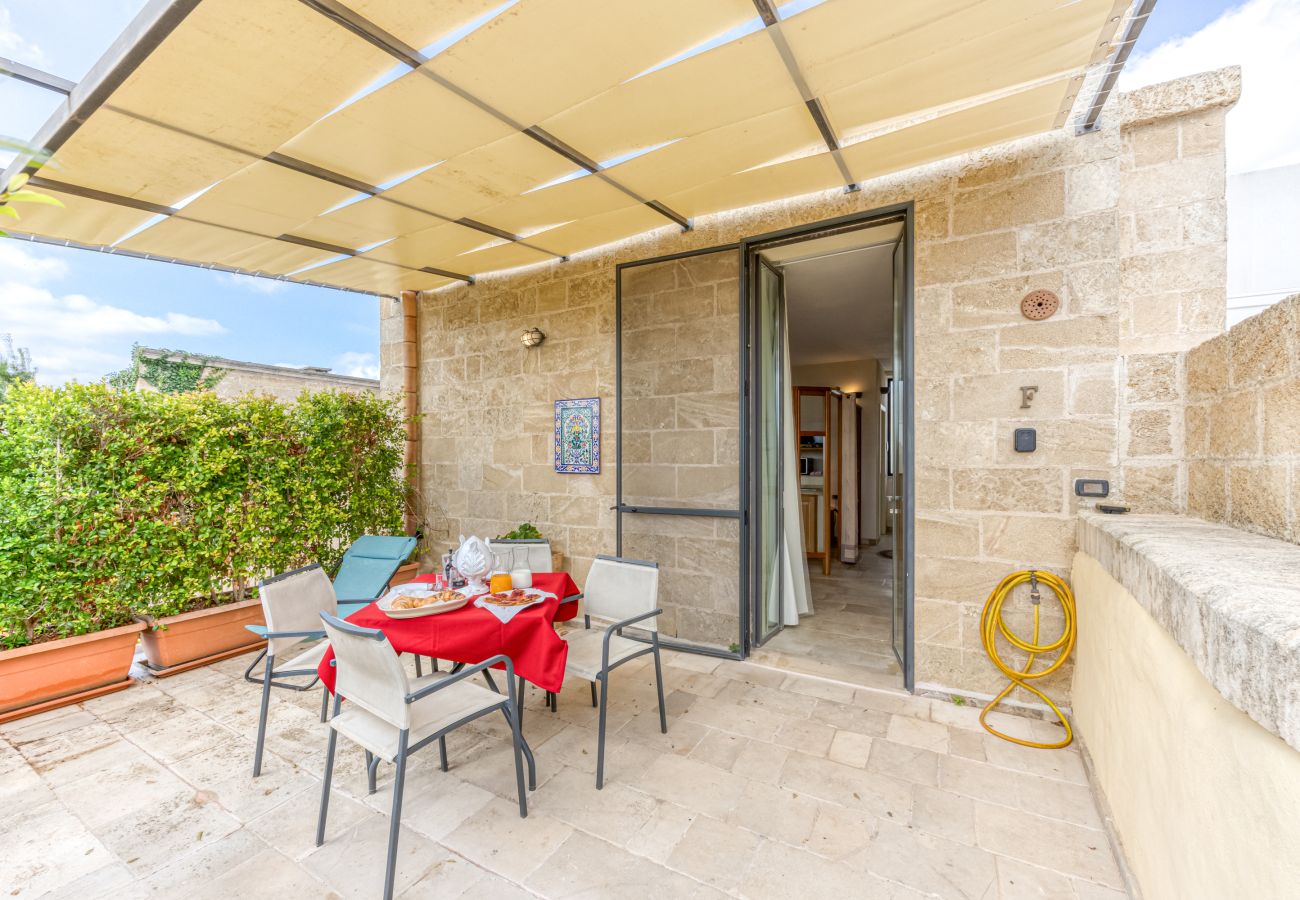 Villa in Patù - Charming residence with large pool and park