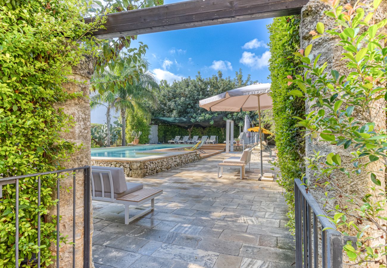 House in Patù - Cozy house with pool and park (B)