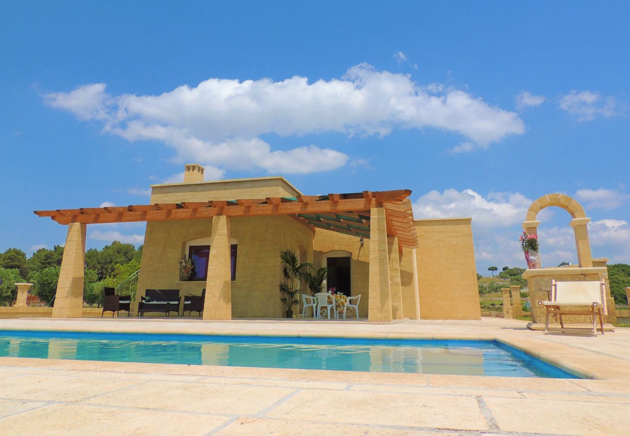 Villa in Salve - Villa with pool, 2km from the sandy beaches