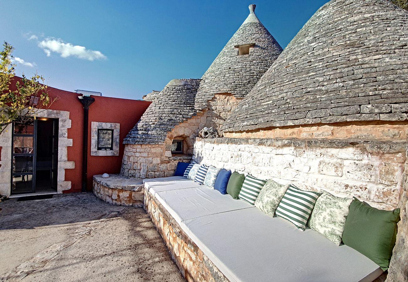 Villa in Cisternino - Enchanting trulli mansion with natural pool