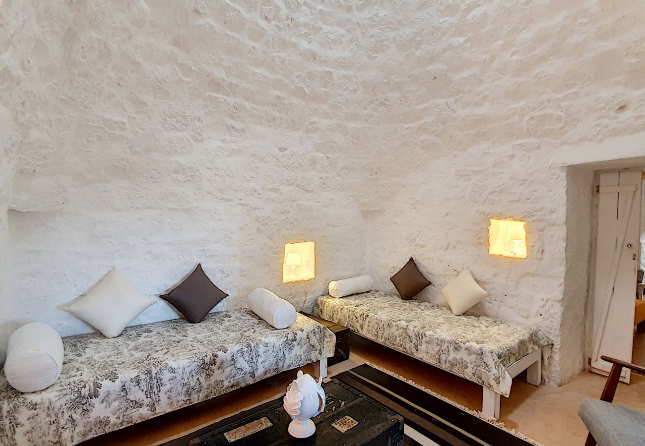 Villa in Cisternino - Enchanting trulli mansion with natural pool