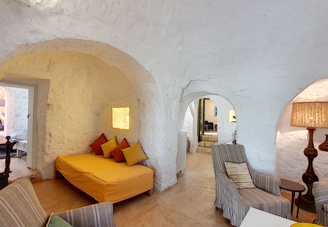 Villa in Cisternino - Enchanting trulli mansion with natural pool