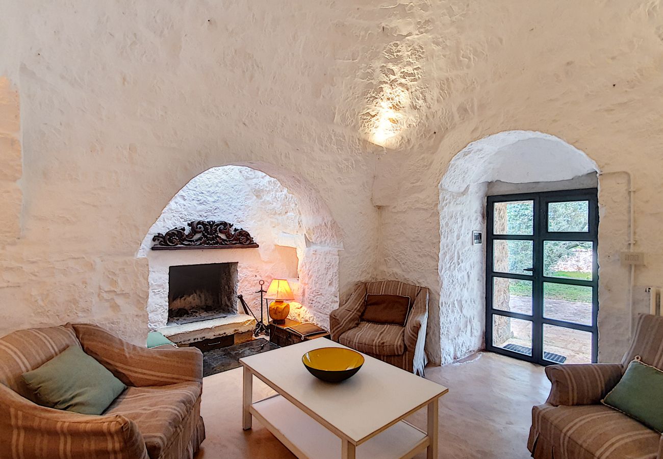 Villa in Cisternino - Enchanting trulli mansion with natural pool