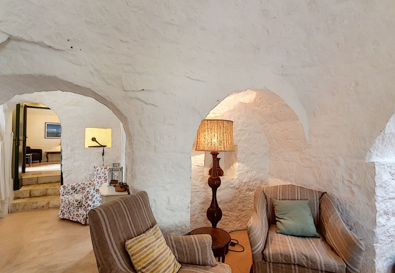 Villa in Cisternino - Enchanting trulli mansion with natural pool