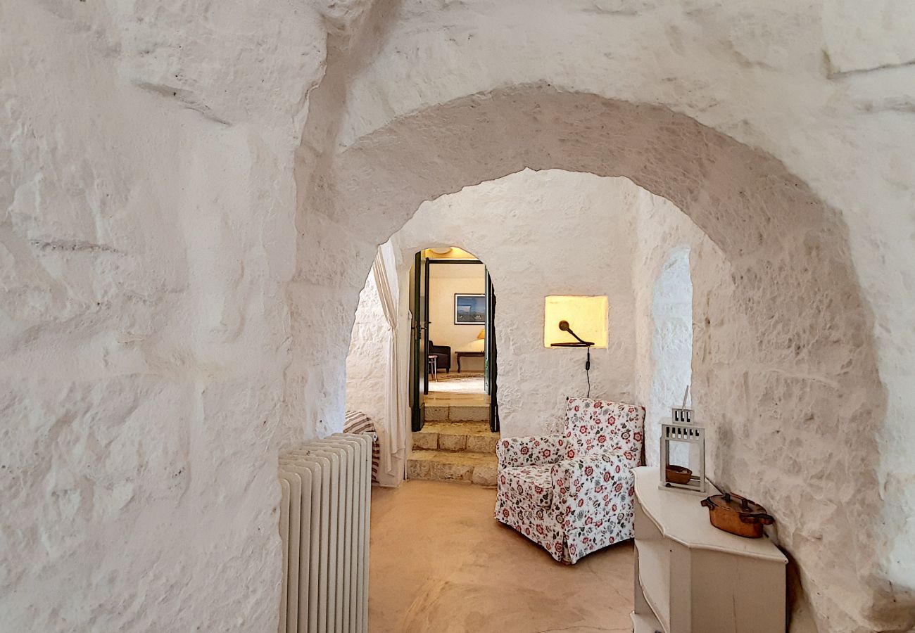 Villa in Cisternino - Enchanting trulli mansion with natural pool