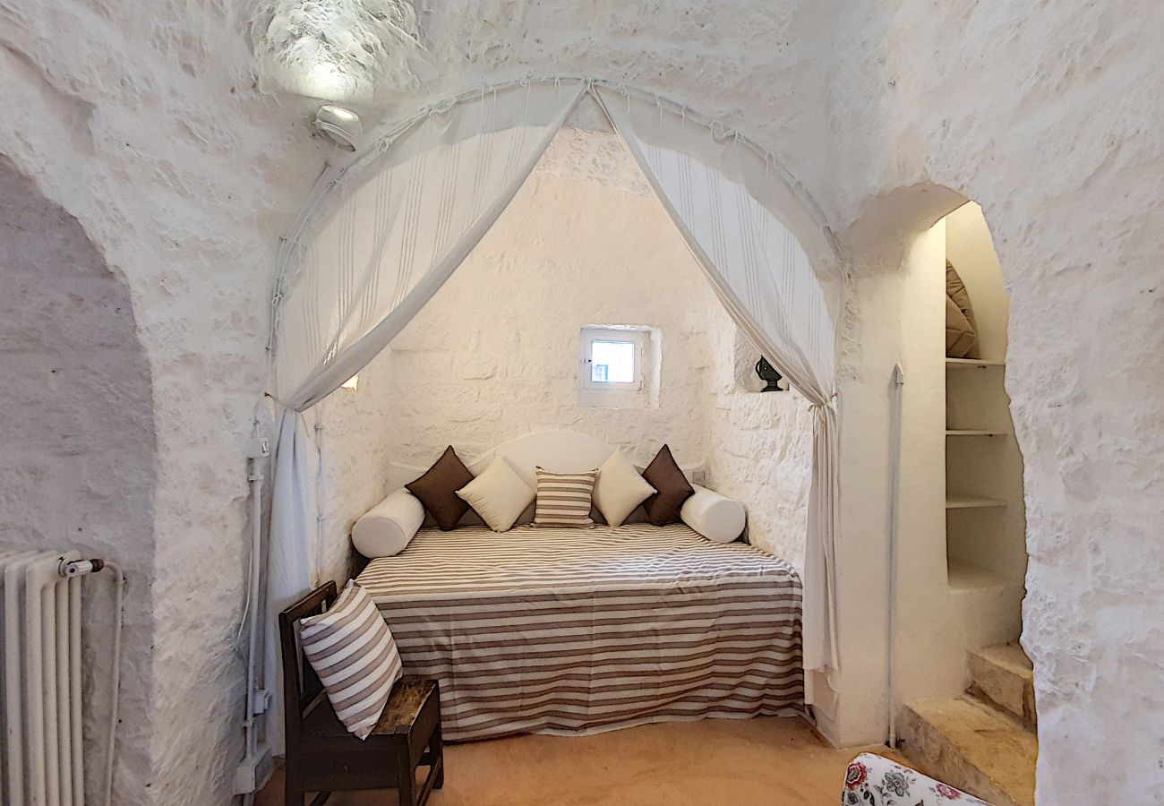 Villa in Cisternino - Enchanting trulli mansion with natural pool