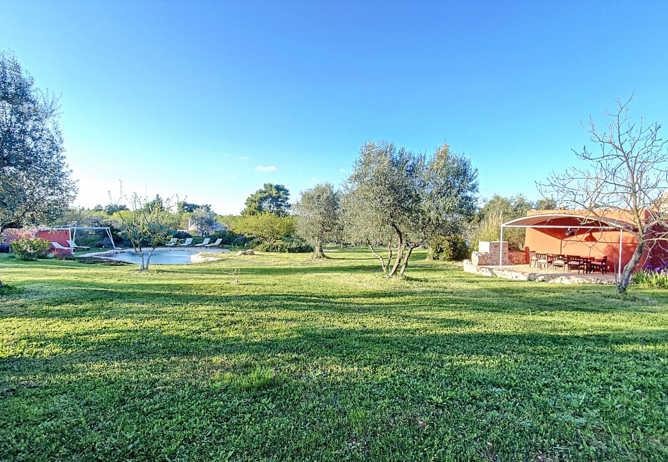 Villa in Cisternino - Enchanting trulli mansion with natural pool