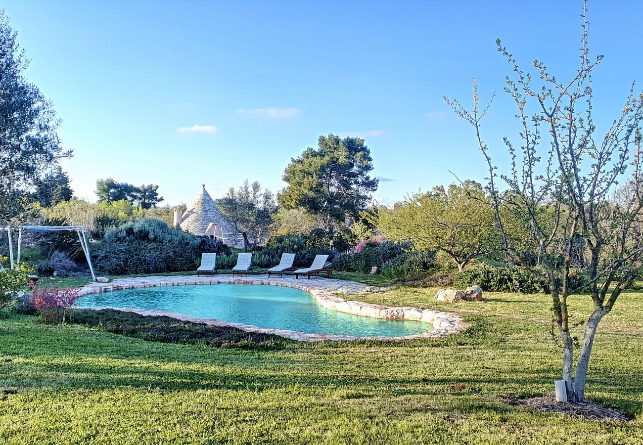Villa in Cisternino - Enchanting trulli mansion with natural pool