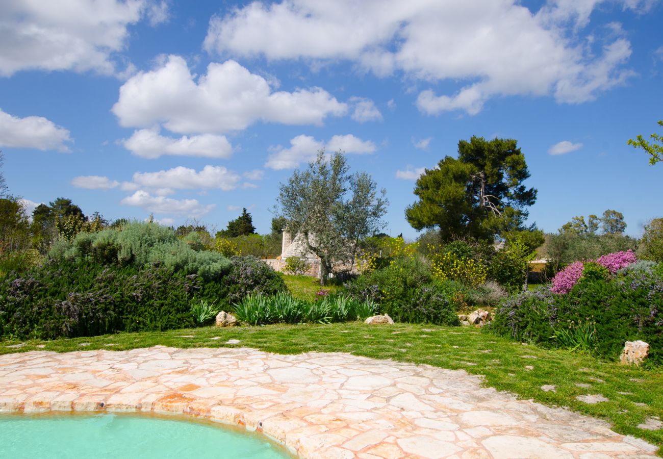 Villa in Cisternino - Enchanting trulli mansion with natural pool