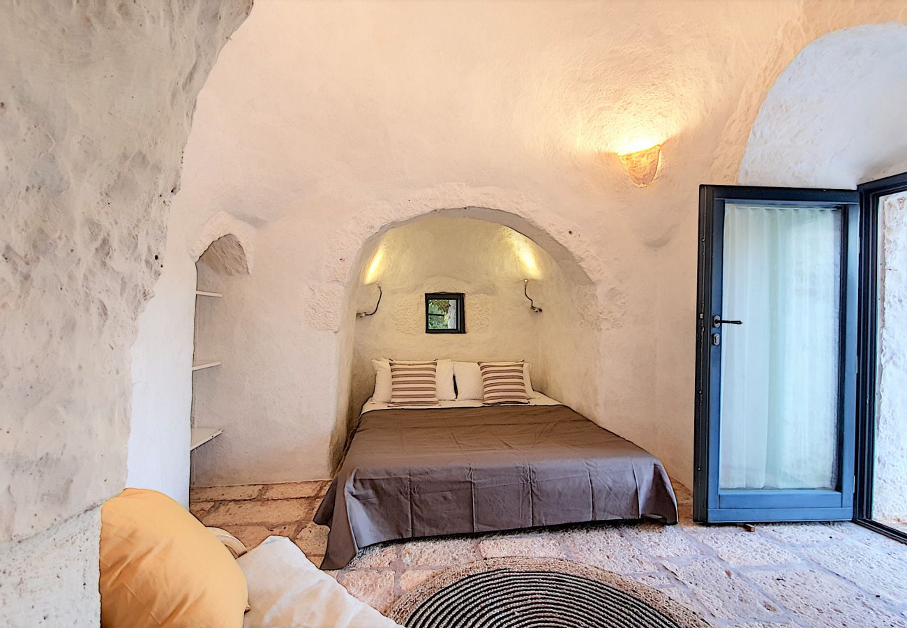 Villa in Cisternino - Enchanting trulli mansion with natural pool