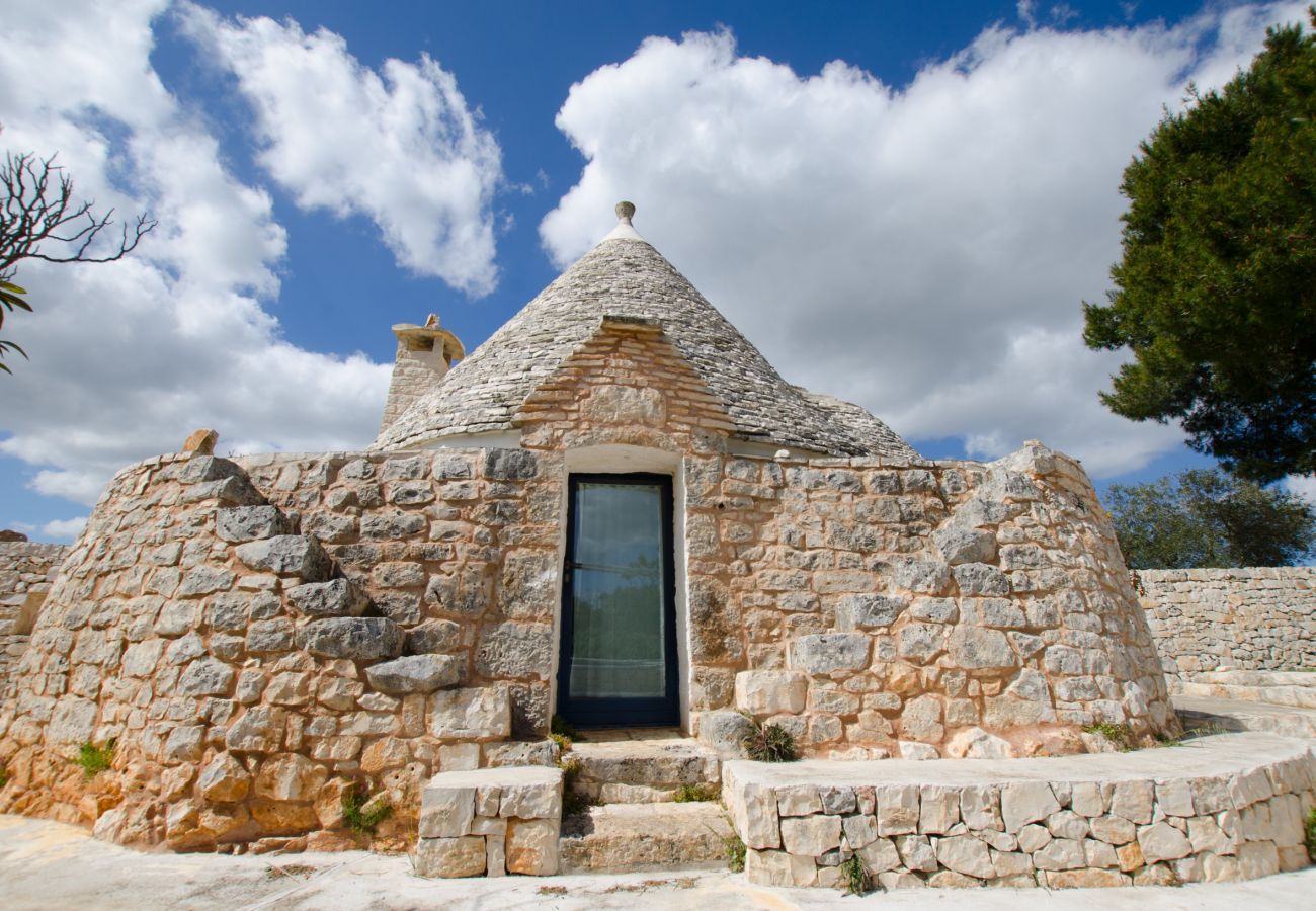 Villa in Cisternino - Enchanting trulli mansion with natural pool