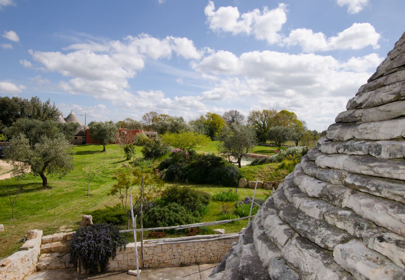 Villa in Cisternino - Enchanting trulli mansion with natural pool