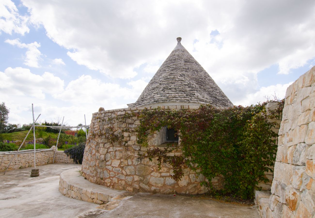 Villa in Cisternino - Enchanting trulli mansion with natural pool