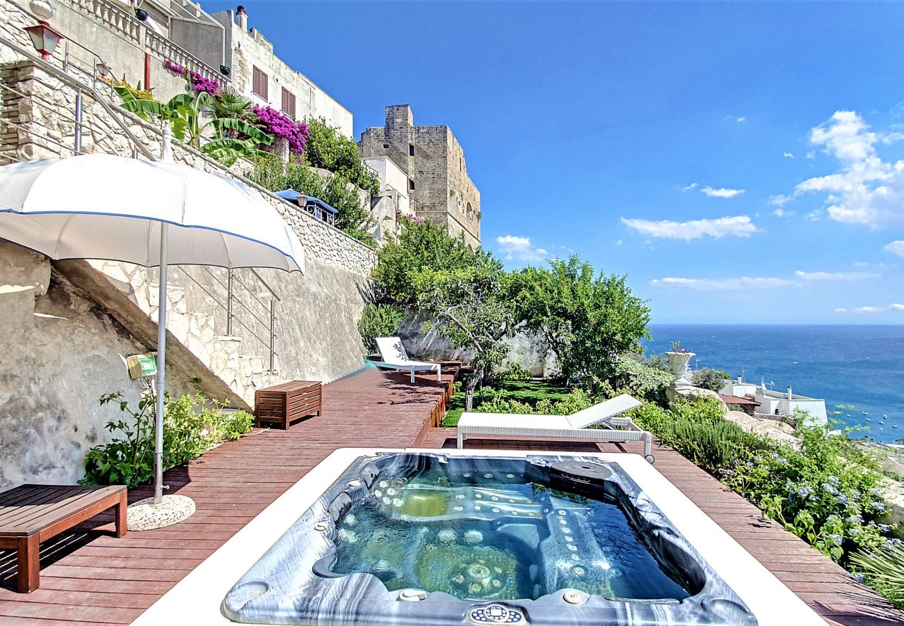 House in Castro - Outdoor jacuzzi in old town w/ fantastic sea view