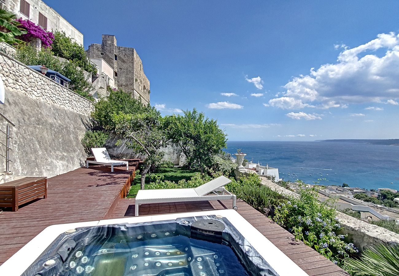 House in Castro - Outdoor jacuzzi in old town w/ fantastic sea view