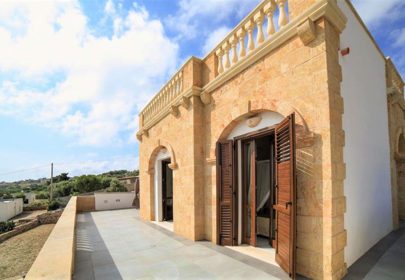 Villa in Torre Vado - 5min walk to the sea: large house w/ little pool