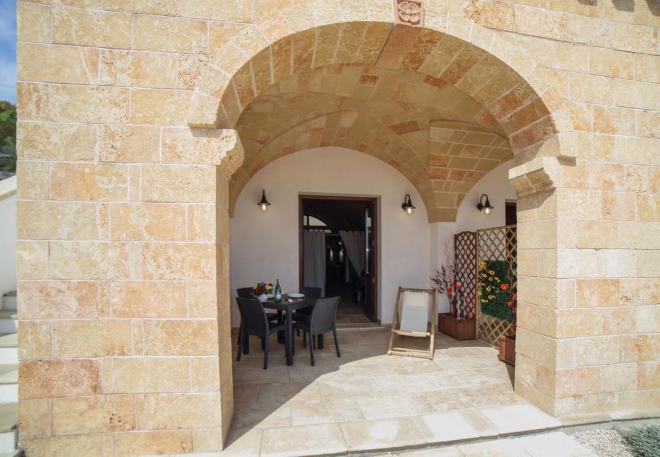 Villa in Torre Vado - 5min walk to the sea: large house w/ little pool