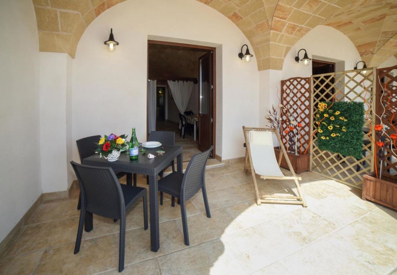 Villa in Torre Vado - 5min walk to the sea: large house w/ little pool