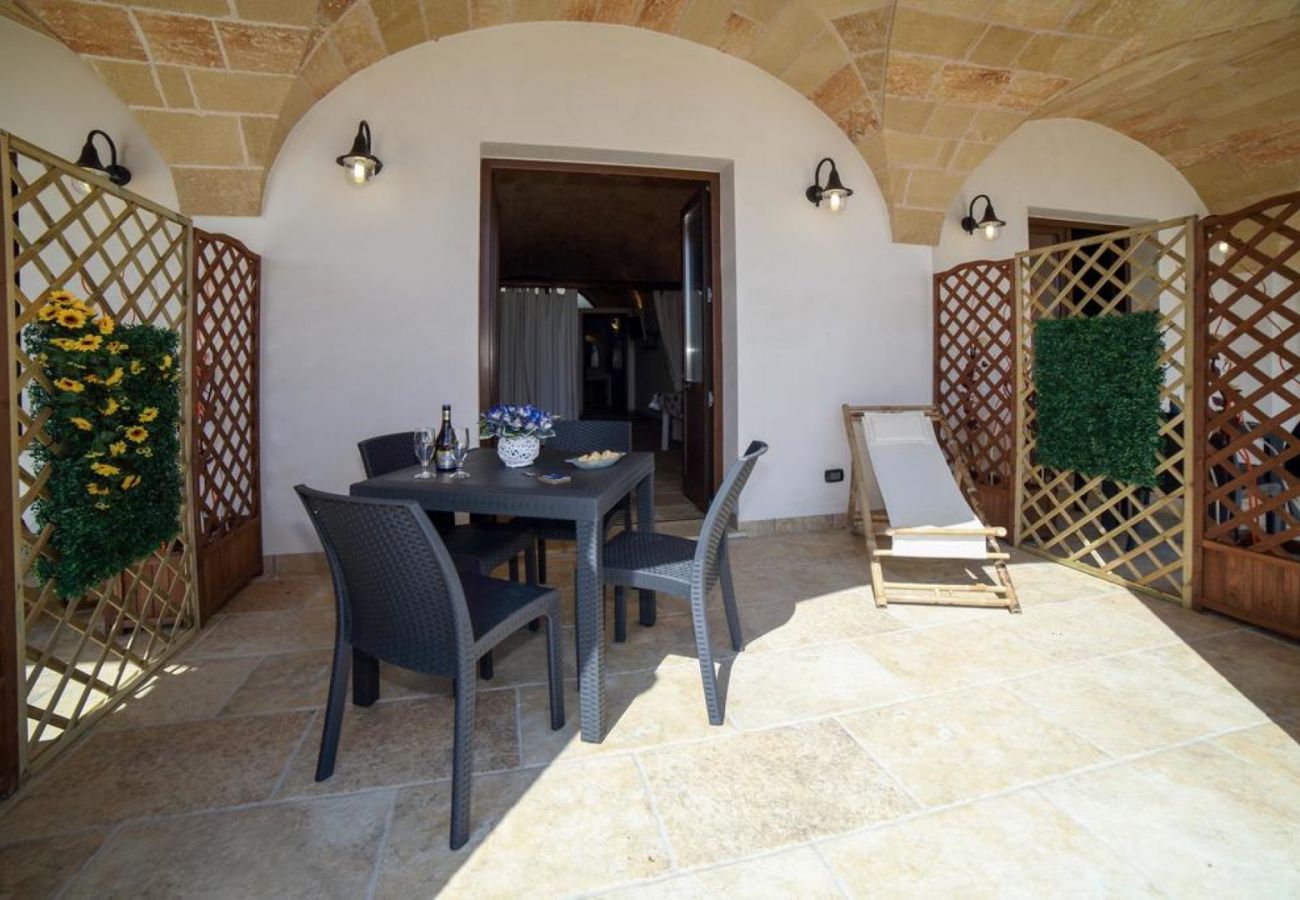 Villa in Torre Vado - 5min walk to the sea: large house w/ little pool