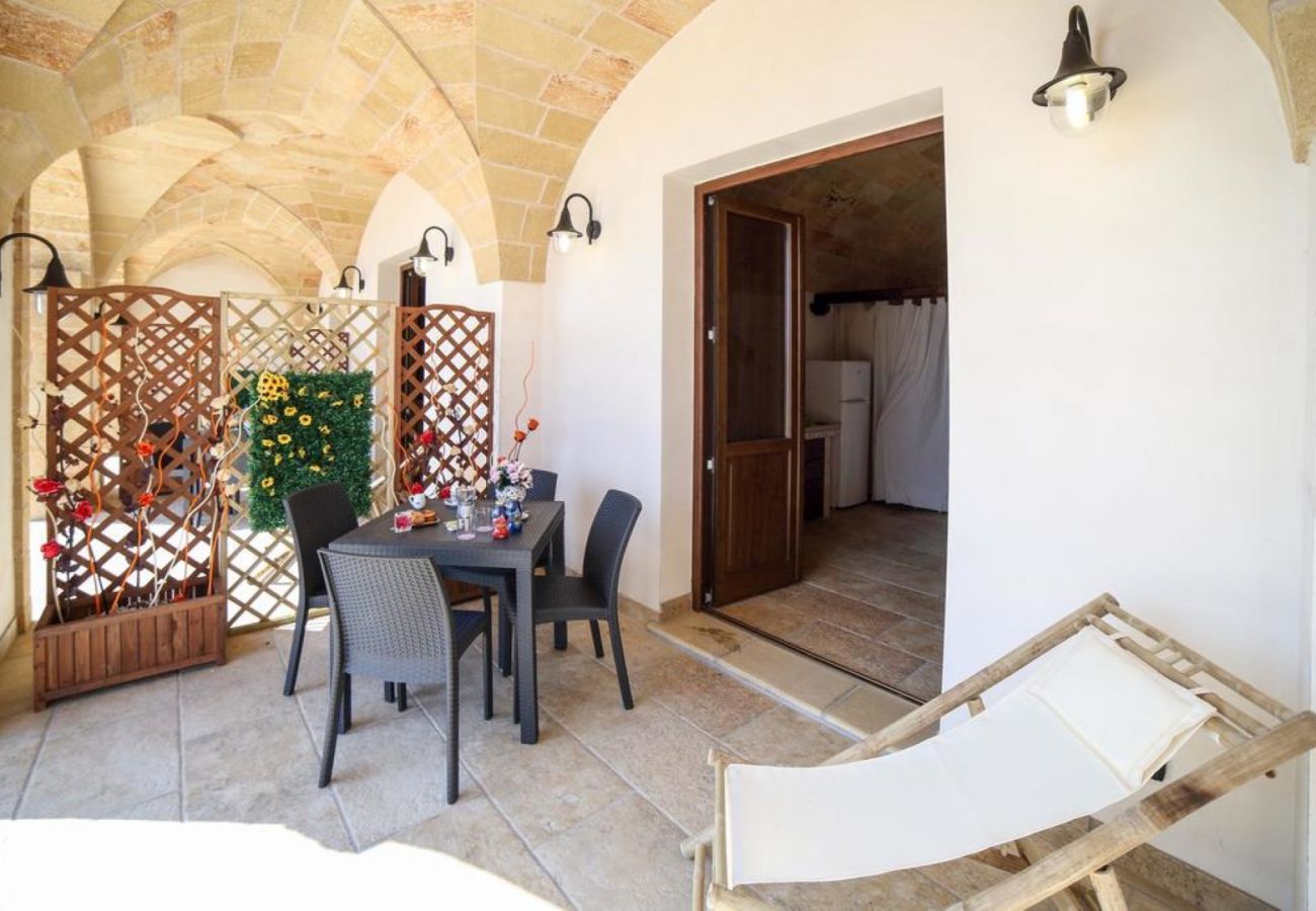 Villa in Torre Vado - 5min walk to the sea: large house w/ little pool