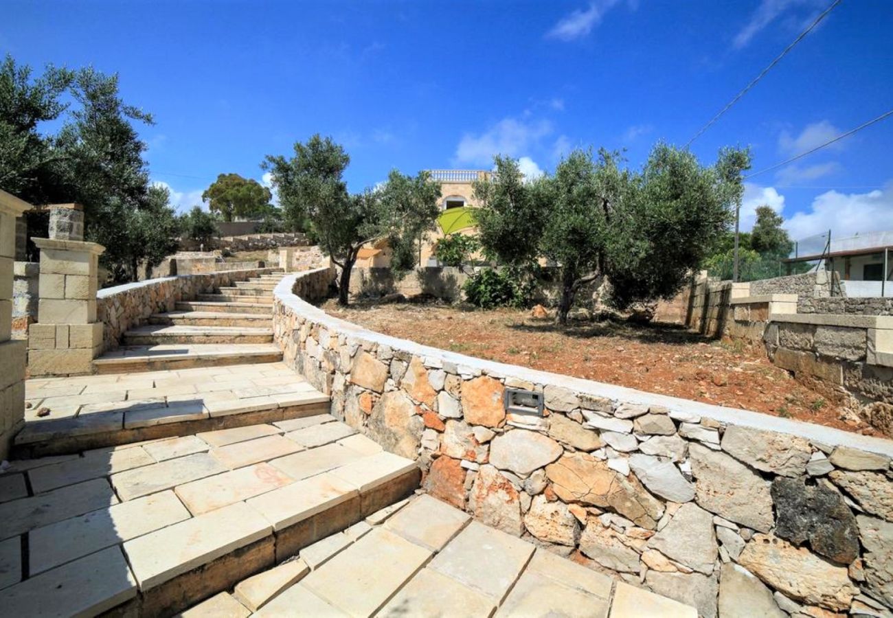 Villa in Torre Vado - 5min walk to the sea: large house w/ little pool