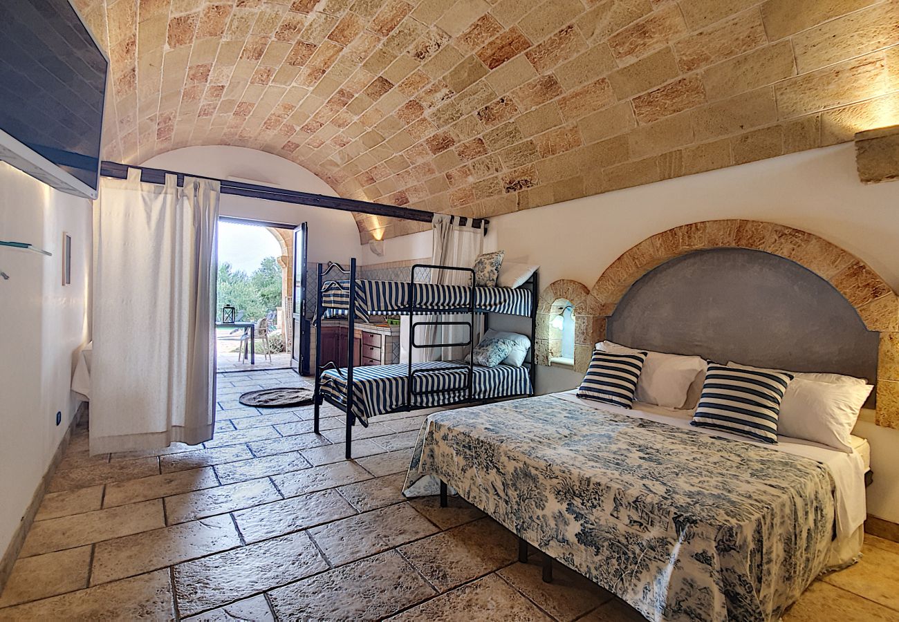 House in Torre Vado - 3-apt house with private pool, 250m from beach
