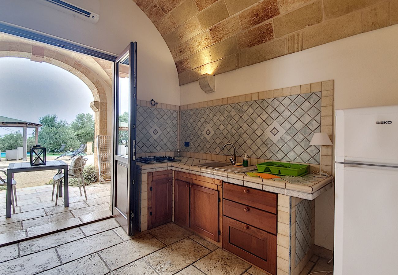 House in Torre Vado - 3-apt house with private pool, 250m from beach