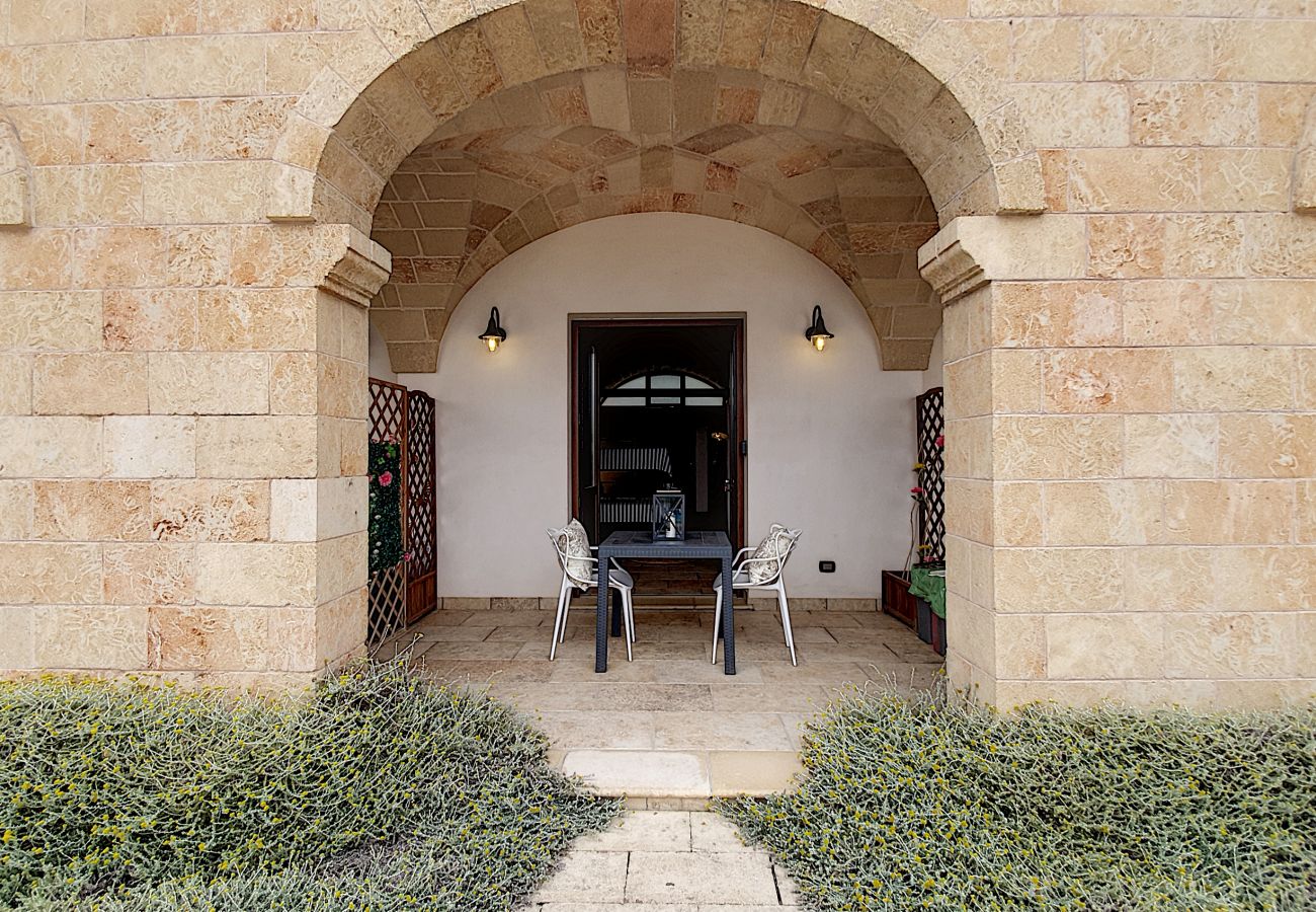 House in Torre Vado - 3-apt house with private pool, 250m from beach