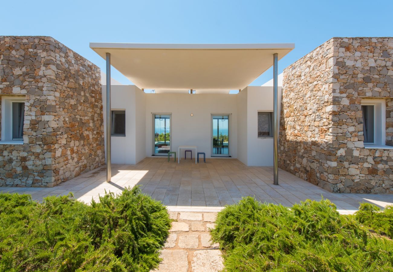 Villa in Torre Pali - Superb villa with pool and 180° sea view