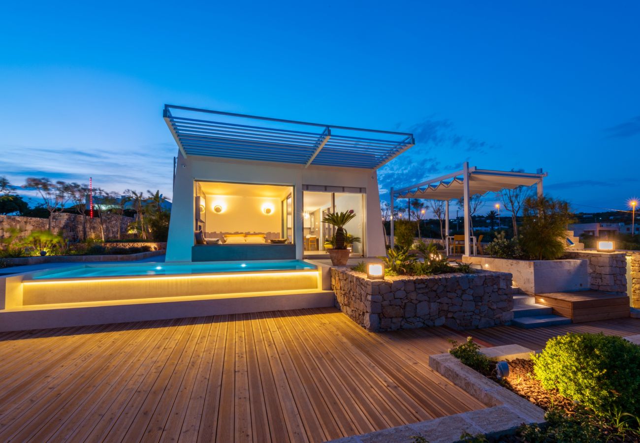 Villa in Marina di Felloniche - Exquisite 5-star cottage with sea access, private pool, jacuzzi and spa