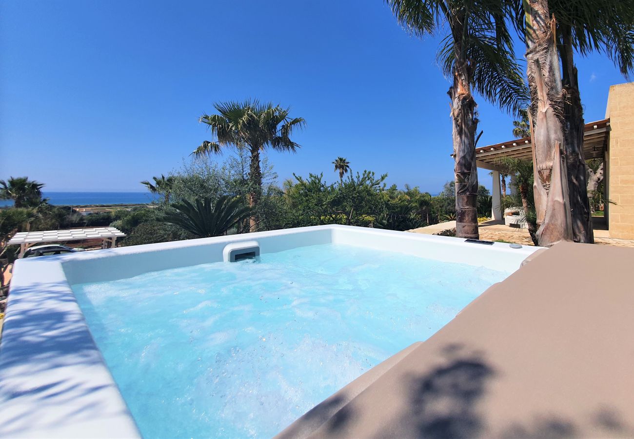 Villa in Pescoluse - Beach villa w/ heated whirlpool & amazing sea view