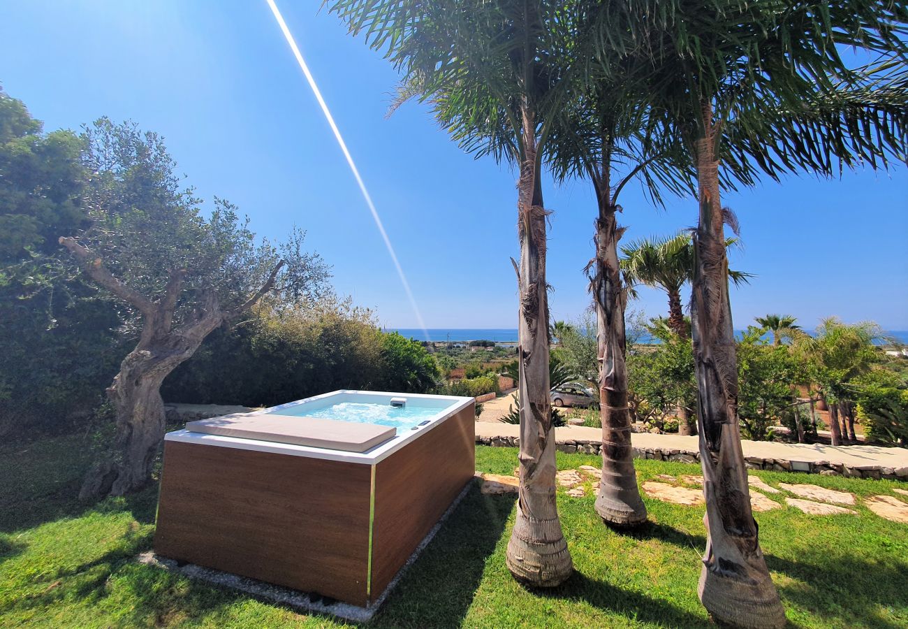 Villa in Pescoluse - Beach villa w/ heated whirlpool & amazing sea view