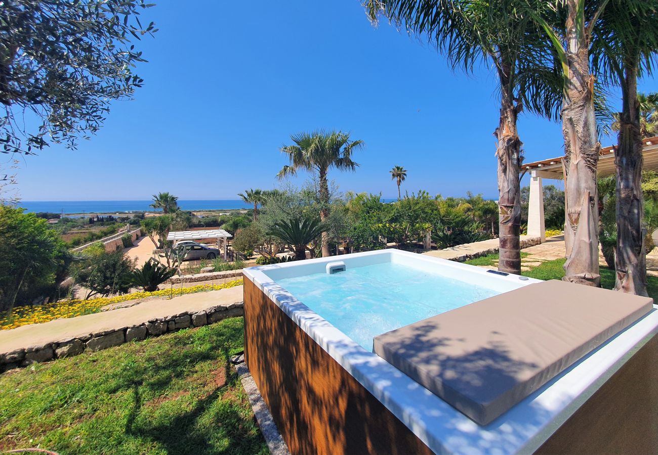 Villa in Pescoluse - Beach villa w/ heated whirlpool & amazing sea view