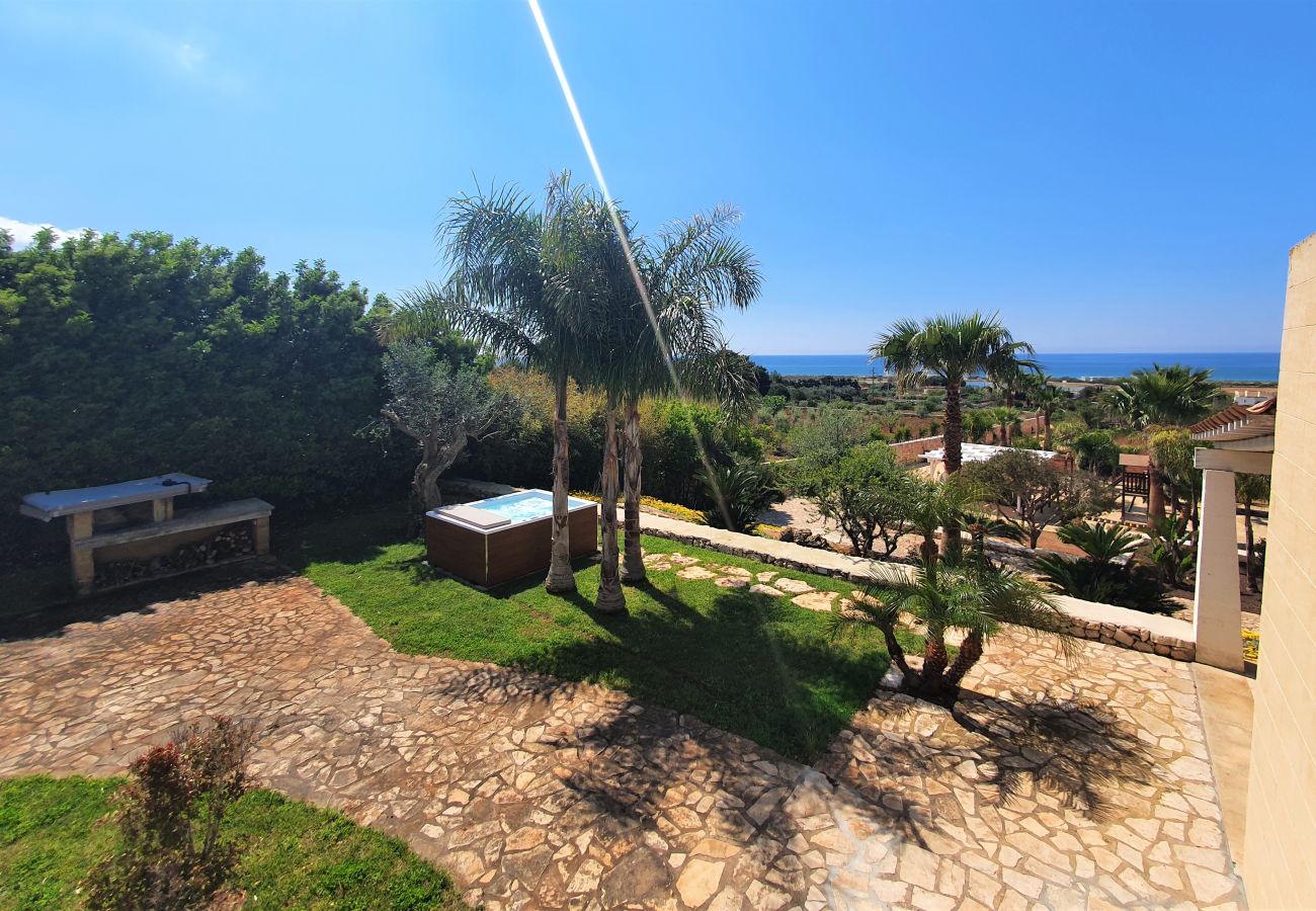 Villa in Pescoluse - Beach villa w/ heated whirlpool & amazing sea view