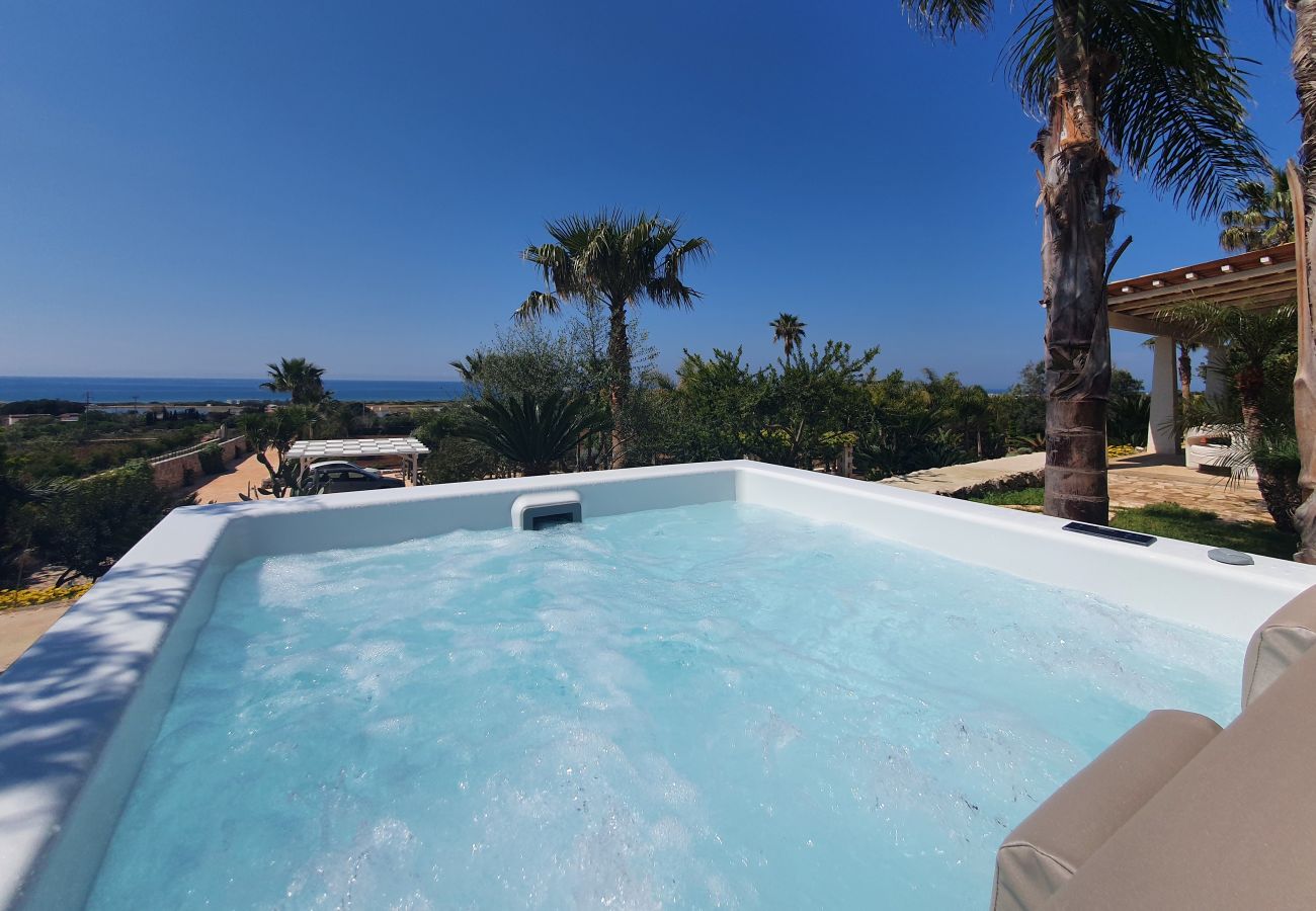 Villa in Pescoluse - Beach villa w/ heated whirlpool & amazing sea view